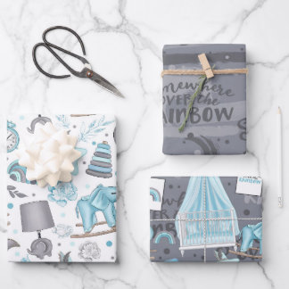 HOJA DE PAPEL DE REGALO AZUL PASTEL Y ARTÍCULOS DE BEBÉ GRIS FLORECEN JUGU