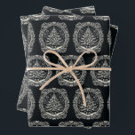 Hoja De Papel De Regalo Black Christmas Tree Vintage<br><div class="desc">Celebre la temporada de fiestas con un toque de elegancia vintage y encanto gótico utilizando este impresionante conjunto de sábanas de papel envueltas en negro, adornadas con un patrón maravillosamente intrincado de árboles de Navidad enmarcados en fronteras ornamentales. Diseñado para convertir cualquier regalo en una obra de arte, este envoltorio...</div>