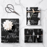 Hoja De Papel De Regalo Black White Script Merry Christmas Tree Name<br><div class="desc">Bonito y elegante juego de papel de envolvimiento negro y blanco para la Navidad de los Cerezos es perfecto para aquellos a los que les gusta una estética simple y minimalista. Los árboles de Navidad tienen una minúscula estrella dorada. Así que la bonito con la tipografía escrita a mano. Agregue...</div>