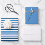 Hoja De Papel De Regalo Blanco de rayas azules<br><div class="desc">Este juego de papel de envoltura presenta un patrón de rayas azules de varias sombras en la primera hoja,  la hoja dos coordenadas con un azul sólido y la hoja tres es de blanco sólido.</div>
