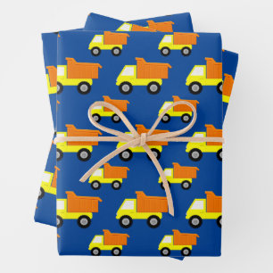 Hoja De Papel De Regalo Camión de construcción de juguete amarillo sobre a