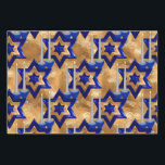 Hoja De Papel De Regalo Candlesticks-y-Stars-SET-3<br><div class="desc">De mi nueva Colección Judía entrando a las tiendas ahora... Candlesticks-and-Stars-3- SETA gran aspecto martillo (textura digital)-Estrella de David de tres capas creada en azul oscuro y plata con un par de candelabros y tenedores a juego. Las velas aparecen encendidas. Tienes 3 hojas de papel regalo. Una con las estrellas...</div>
