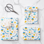 Hoja De Papel De Regalo Chanukah Dreidels Doughnut Azul Oro Blanco<br><div class="desc">A veces solo tienes unos cuantos artículos para envolver a Chanukah, y no quieres comprar un rollo enorme de papel de envoltura de Chanukah que permanecerá en tu armario durante años. Esta selección de tres hojas de papel de envoltura de Chanukah es perfecta para envolver algunos regalos. Tres hojas separadas...</div>