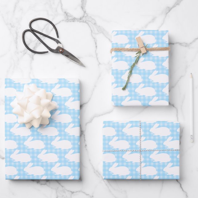 Hoja De Papel De Regalo Conejos blancos sobre patrón de cuadros azul paste (Anverso)