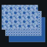 Hoja De Papel De Regalo Copos de nieve y estrellas<br><div class="desc">Embalaje de regalo de vacaciones con copos de nieve y estrellas en azul.</div>