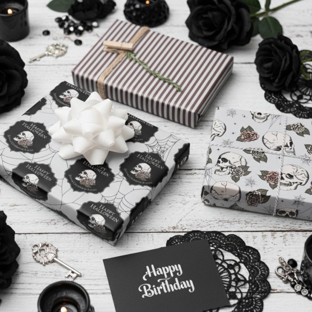 Hoja De Papel De Regalo Cránulos gris góticos y franjas Halloween (Gothic Soft Gray Gift Wrap For Her. Vintage Floral Skulls, Roses Pattern. Halloween October Birthday)
