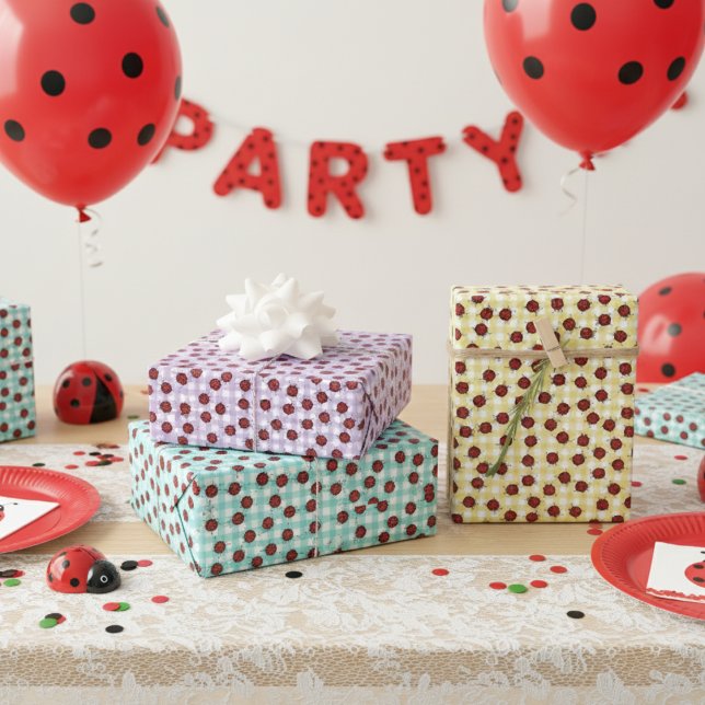 Hoja De Papel De Regalo Cute Gingham dibujado a mano con niños de patrones (Cute Ladybugs & Gingham Pattern for Kids Birthday Party. Insect, Ladybug, or Beetle themed Birthday.)