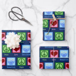 Hoja De Papel De Regalo Cute Peace Love Hanukkah Pattern Dark Blue<br><div class="desc">Peace Love Hanukkah envolviendo papel en azul oscuro para una persona judía a la que le gusta celebrar Chanukah. Una señal de paz de bonito,  corazón,  y una hermosa menorah en un lindo patrón para las vacaciones.</div>