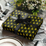 Hoja De Papel De Regalo Elegante regalo de patrón de árbol de Navidad blan<br><div class="desc">Haga que sus regalos destaquen esta temporada navideña con nuestro elegante regalo de Navidad Tree Pattern. Con un moderno patrón de iconos de árbol de Navidad en colores dorados, negros y blancos, este papel de envoltura de regalos de Navidad es perfecto para regalos de vacaciones para ambientes personales y profesionales....</div>