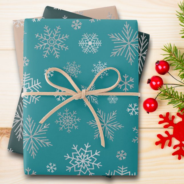 Hoja De Papel De Regalo Elegantes Navidades de copas de nieve plateadas (Make your Christmas presents shine with our stunning silver snowflakes pattern wrapping paper.)