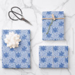 Hoja De Papel De Regalo Estrella de David Hanukkah<br><div class="desc">Este hermoso juego de papel envolvente presenta estrellas y pequeños triángulos en monocromo azul con una textura acuarela. El fondo es blanco. La misma impresión está en cada hoja.</div>