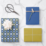Hoja De Papel De Regalo Estrella Dorada y Azul de David<br><div class="desc">Un diseño impresionante dorado y azul,  este papel de envoltura es genial para Hanukkah. Usando Star of David con un patrón azul y dorado,  ¡ordene el suyo hoy! Material gráfico creado por: AMBilustrations http://www.etsy.com/shop/AMBillustrations/</div>