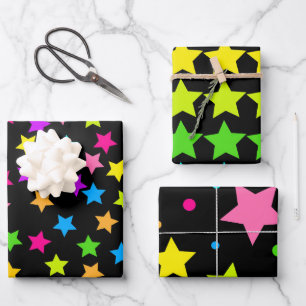 Hoja De Papel De Regalo Estrellas de neón coloridas sobre negro