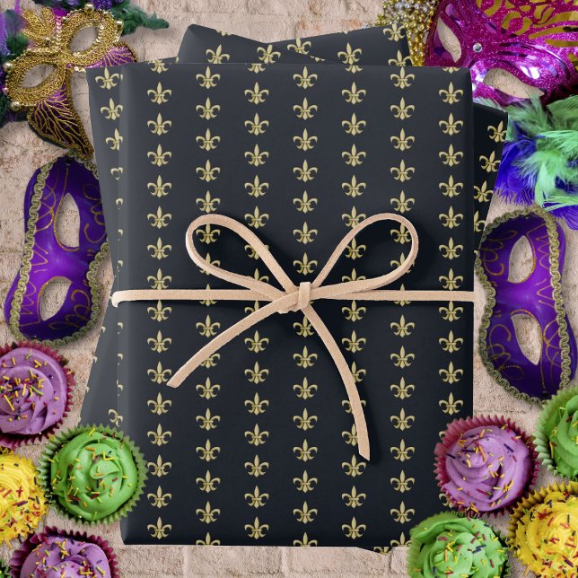 Hoja De Papel De Regalo Faux Gold FleurDeLis en gráfico (Faux Gold FleurDeLis on Graphite Wrapping Paper Sheets by Leapfroglisics Shop)