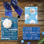 Hoja De Papel De Regalo Felices Hanukkah Niños blancos azules nombran tipo<br><div class="desc">Añada el nombre de su hijo a este lindo blanco sobre azul Happy Hanukkah typography (tipografía feliz de Hanukkah), papel de envoltura para darle un toque personalizado a su Festival de las Luces. La Hoja Uno presenta una mezcla de fuentes divertidas en varios tonos de azul claro y blanco sobre...</div>