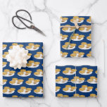 Hoja De Papel De Regalo Feliz Salsa de Apple Sour Cream Hanukkah<br><div class="desc">Comida Papel envuelto Hanukkah con un patrón repetido de tres láminas sonrientes en un plato con salsa de manzana y crema agria en un fondo azul.

Feliz Salsa de manzana Crema agria Hanukkah Envolver hojas de papel    dulces de comida|    Artista/Ilustrador de patton de ©Melissa</div>