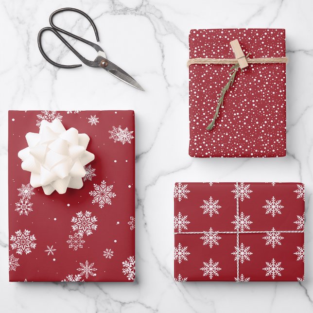 Hoja De Papel De Regalo Festividades rojas con copas de nieve (White Snowflakes on Red Holiday Wrapping Paper Sheets by Painted Paperie
)