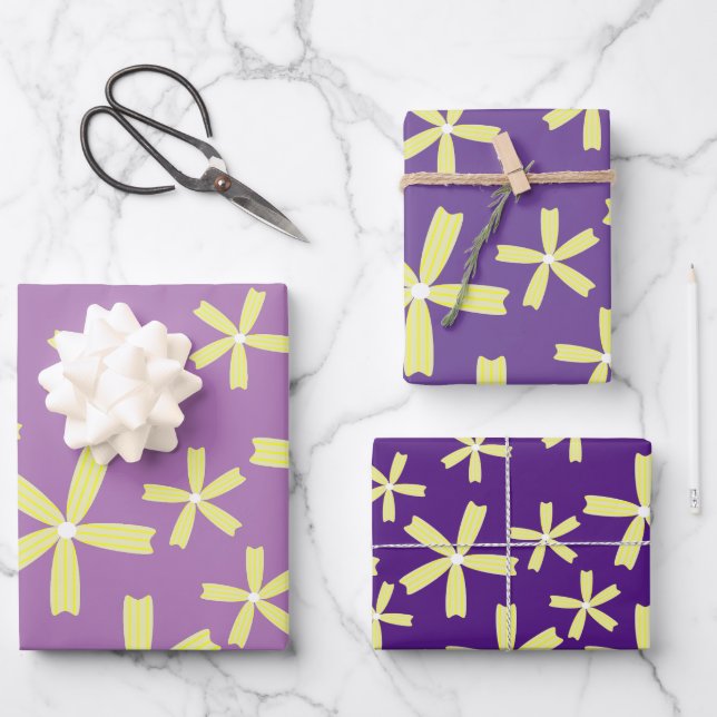 Hoja De Papel De Regalo Flores amarillas en el patrón morado (Anverso)