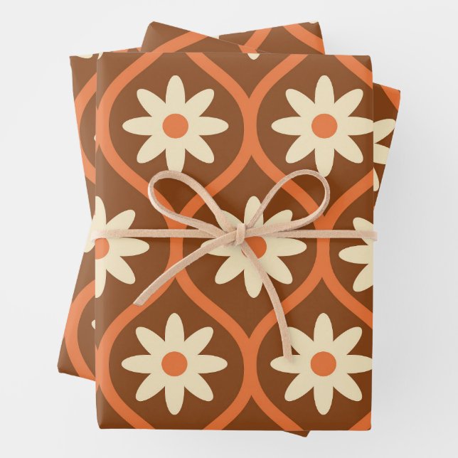 Hoja De Papel De Regalo Flores blancas retro sobre el naranja marrón vinta (In situ)