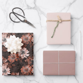 Hoja De Papel De Regalo Flores de crema y teracote en un fondo marrón oscu