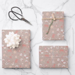 Hoja De Papel De Regalo Flores Esbozadas sobre Marrón Claro