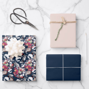 Hoja De Papel De Regalo Flores rojas y blancas en azul.