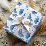 Hoja De Papel De Regalo Follaje moderno Dusty Blue Ginkgo<br><div class="desc">Magnífico diseño de ginkgo azul polvoriento,  adecuado para todas las ocasiones de regalo. Las elegantes obras de arte acuáticas se han organizado en una repetición multidireccional. Vea otros elementos de esta colección única.</div>