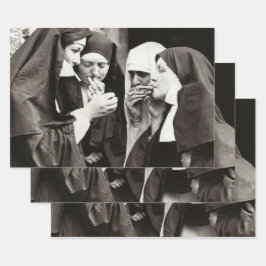 Hoja De Papel De Regalo Fotografía de las monjas humeantes de la época