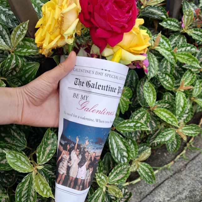 Hoja De Papel De Regalo Galentine Post Periódico Flores Ropa Rosa (Newspaper Galentine Post Flower Bouquet Pink Lips Wrapping Paper Sheets)