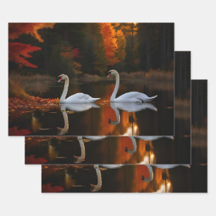 Hoja De Papel De Regalo Graceful White Swans Gliling a lo largo del estanq