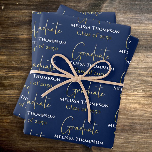 Hoja De Papel De Regalo Graduado Grad Oro Caligrafía Script Moderno (Gold calligraphy graduation wrapping paper with modern script on white background)