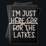 Hoja De Papel De Regalo Hanukkah, estoy aquí para los judíos de Latkes<br><div class="desc">Hanukkah,  estoy aquí para la festividad judía de Latkes</div>