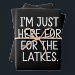 Hoja De Papel De Regalo Hanukkah, estoy aquí para los judíos de Latkes<br><div class="desc">Hanukkah,  estoy aquí para la festividad judía de Latkes</div>