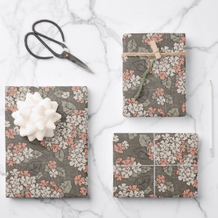 Hoja De Papel De Regalo Hidrangea delgada sobre un fondo de taupe