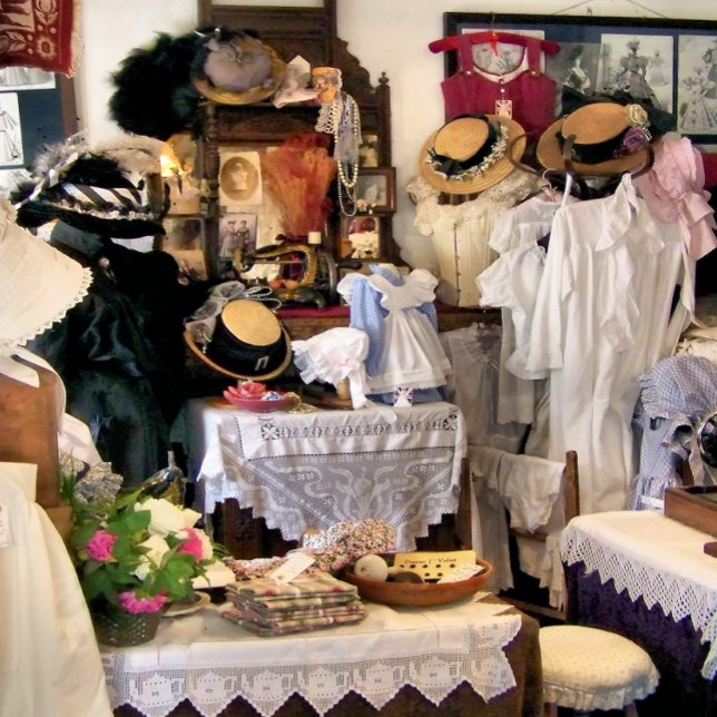 HOJA DE PAPEL DE REGALO INGLATERRA VICTORIANA (A glimpse of Victorian life, looking into the Victorian ladies dress store.)