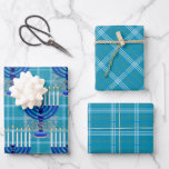 Hoja De Papel De Regalo Judío-Menorah-Plaid-Cyan<br><div class="desc">De mi nueva colección judía llegando a las tiendas ahora... MENORAH PLAID CYAN. Un gran diseño menorah plateado y azul detallado de 9 bifurcaciones sobre un patrón de fondo de fondo de fondo. Todas las velas aparecen iluminadas. El patrón de plaid es oro, blanco y cian. Tienes 3 hojas de...</div>