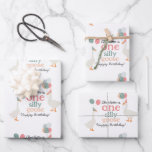 Hoja De Papel De Regalo Kids One Silly Goose Primer Cute Birthday Custom N<br><div class="desc">Un lindo tema tonto de la fiesta de cumpleaños neutral de género con tema de oca. ¡Este diseño único, hecho a mano, es perfecto para una fiesta de cumpleaños de niña o niño! Personalizar esta tonta tarjeta de cumpleaños de ganso y hazla tuya. Encontrar una decoración de cumpleaños tonta para...</div>