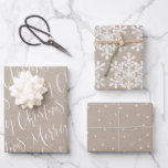 Hoja De Papel De Regalo Kraft Merry Christmas script y Snowflakes set<br><div class="desc">El juego de papel de envoltura de regalo para navidades presenta caligrafía moderna con escritura navideña alegre,  copos de nieve audaces y estrellas texturadas en el fondo del papel kraft Seleccione "Haga clic más para personalizar" para ajustar el tamaño del patrón.</div>