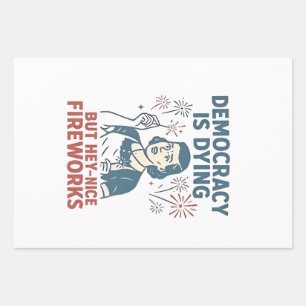 Hoja De Papel De Regalo La Democracia Está Muriendo Pero Hey Bonitos Fuego
