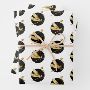 Hoja De Papel De Regalo La libélula dorada en círculo negro