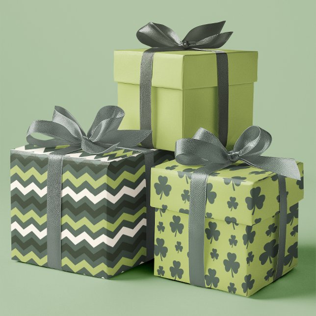 Hoja De Papel De Regalo Líneas irlandesas modernas en ambientes verdes de  (Modern Irish Clover Lines in Green set of 3 Wrapping Paper Sheets)