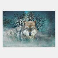 Lobo lleno de luna en niebla
