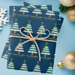 Hoja De Papel De Regalo Merry Chrismukkah Cute Hanukkah Christmas Tree<br><div class="desc">Estas sábanas de papel envuelto de Merry Chrismukkah presentan un árbol de Navidad verde decorado con adornos de dreidel azul y una estrella judía de David de oro en la cima para Hanukkah para combinar las dos vacaciones para una familia que celebra ambos.</div>