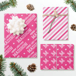 Hoja De Papel De Regalo Merry Christmas Custom Name Monograma Rosa<br><div class="desc">Eleva tu regalo para esta temporada de vacaciones con un conjunto de diseños muy bien coordinados! Con tres patrones únicos en colores coincidentes, que se pueden usar individualmente o como conjunto. La primera hoja se personaliza con el nombre del destinatario en letras clásicas de estilo bloque. La frase 'Feliz Navidad'...</div>