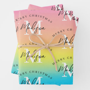 Hoja De Papel De Regalo Monograma de arcoiris navideño personalizado