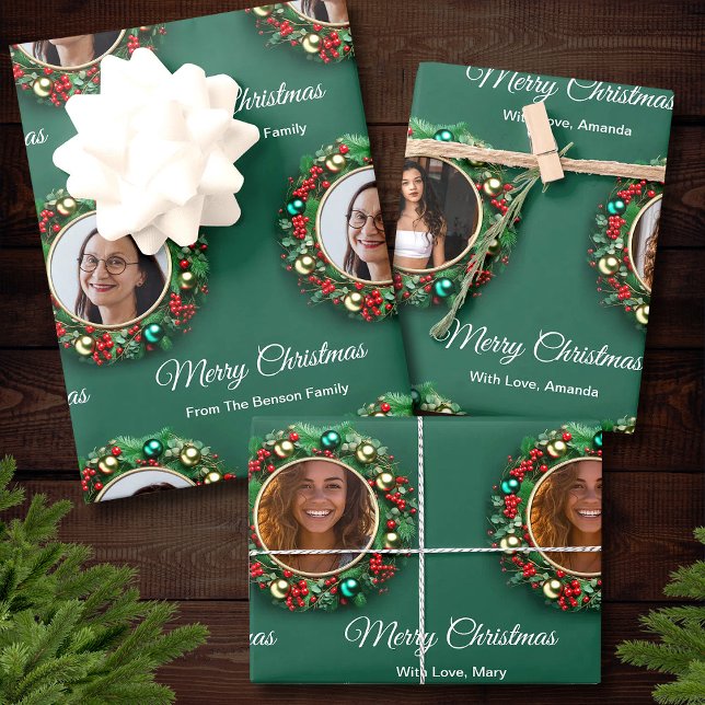 Hoja De Papel De Regalo Navidades con foto de familia verde personalizada (Christmas Wreath Green Family Photo Personalized Wrapping Paper Sheets)
