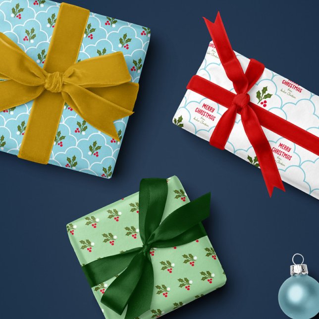 Hoja De Papel De Regalo Navidades de la sucursal de Blue Scallop Tile Holl (set of three festive Christmas gift wrapping sheets with ice blue, mint green and red text and holly)