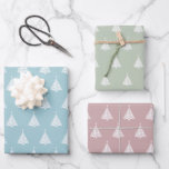 Hoja De Papel De Regalo Patrón de árbol de Navidad blanco sobre colores pa<br><div class="desc">Haga que sus regalos destaquen esta temporada navideña con nuestro paquete de regalo de vacaciones Modern Christmas Tree Pattern. Con un elegante patrón de icono de árbol de Navidad blanco en tonos pastel de fondo azul acuático, verde sabio y rosa rosa. Estas sábanas de embalaje de Holiday son perfectas para...</div>
