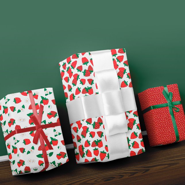Hoja De Papel De Regalo Patrón de Fresas Rojas Dulces y Flores Blancas (Subido por el creador)