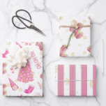 Hoja De Papel De Regalo Patrón de Navidades rosados de Relieve metalizado<br><div class="desc">Un divertido y lindo Navidad rosado envuelto de papel con árboles de Navidad,  gnomos,  regalos y copos de nieve.</div>
